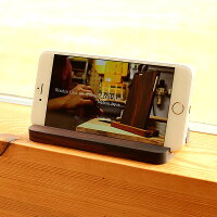 iPhoneで動画等を見るときは、スタンドに立てておくと便利です