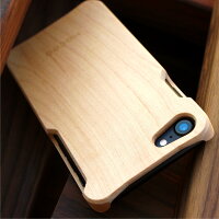 強度とはめ込みの精度を出すために木製ではめずらしい1ピース構造としました。継ぎ目が無く、木目が美しく繋がっています
