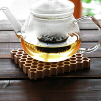 蜂の巣のように整然と並んだ穴は熱を逃がすため、鍋敷きに最適です