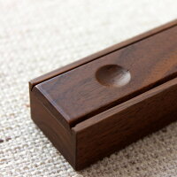 くぼみがあり、指を引っ掛けて簡単に開閉する事が出来ます