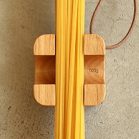 テーブルに置いたままパスタの量を測定「木製パスタメジャー」