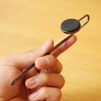 ブックマークのボディには薄く仕上げた金属を用いています