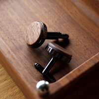 無機質な金属製カフスとはひと味違うシックな木製のカフス。