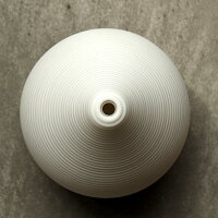 上面から見る波紋の拡がりは、雫のように流れる一連を立体的にイメージしたスタイルを強調する逸品です