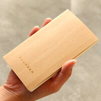 木の表情をシンプルに魅せるデザイン。普段使いからフォーマルな場所まで、使用シーンを選ばずお使いいただけます