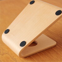底面に貼ってある滑り止めのシートによってスマートフォンを安定させて立てておけます