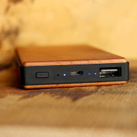 iPhoneやスマートフォンの一時的な充電に。触り心地のよいおしゃれな木製モバイルバッテリー「POWERBANK4000」