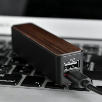 付属のUSBケーブルで本製品とPCを接続して充電を行います。ランプの点灯によって充電完了がひと目で分かります