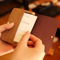 革のカバーは本のように大きく開くので、ケースに収まった名刺がスムーズに取り出せます