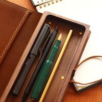 無垢材を贅沢に削りだした木の器にペンが納まります。収納力も高く、ペンが取り出しやすい構造です