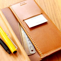 中面のポケットには定規などの薄いものが、スリットには名刺などが収まります