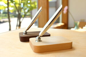 シンプルなフォルムのペンスタンドは書斎の中に自然と溶け込んでいきます