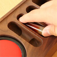 認印・銀行印・代表者印を収める場所にはくぼみが彫り込まれており、中の印鑑が取り出しやすくなっています