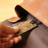つまみやすい幅広のキーホルダーです
