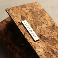 コルクレザーの三つ折り財布「CONNIETripleWallet」
