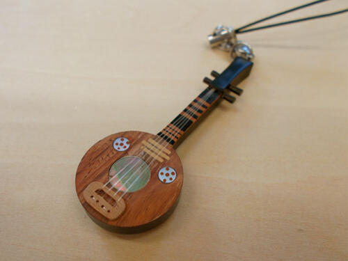 アニマルストアー 木製楽器のストラップ 阮咸 ゲンカン 長さ約5.8cm 木製 フィリピン製 ハンドメイド ..