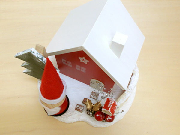 クリスマスハウスの小物入れ 丸庭付き 直径15cm 高さ11cm 木製 家型 置物 日本製 無料ラッピング