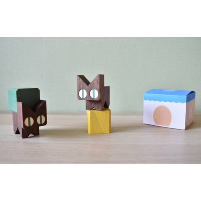 商品詳細 対象年齢 3歳〜 サイズ ネコ　60×60×40（mm）・積木　40×40×40（mm） 内容 黒ネコ×2　積木×2 企画デザイン おもちゃのこまーむ 生産国 日本猫の積み木 ネコブロック ウォールナット こむまぐ（おもちゃのこまーむ）の猫モチーフの積木です。 お部屋のインテリアにもオススメのデザイン性の高い積み木です。 ネコと積荷を組み合わせて色々な積み方ができます。 別売りのメープルのセットと組み合わせでできる作品の一例です。 ネコの白と黒と積木の4色がくみあわさるととてもカラフルです。 対象年齢：3歳〜 セット内容：黒ネコ×2　積木×2 材質：ネコ・ウォルナット　積木・ブナ サイズ：ネコ　60×60×40（mm）・積木　40×40×40（mm） 企画デザイン：こまむぐ（おもちゃのこまーむ） 日本 生産国：日本