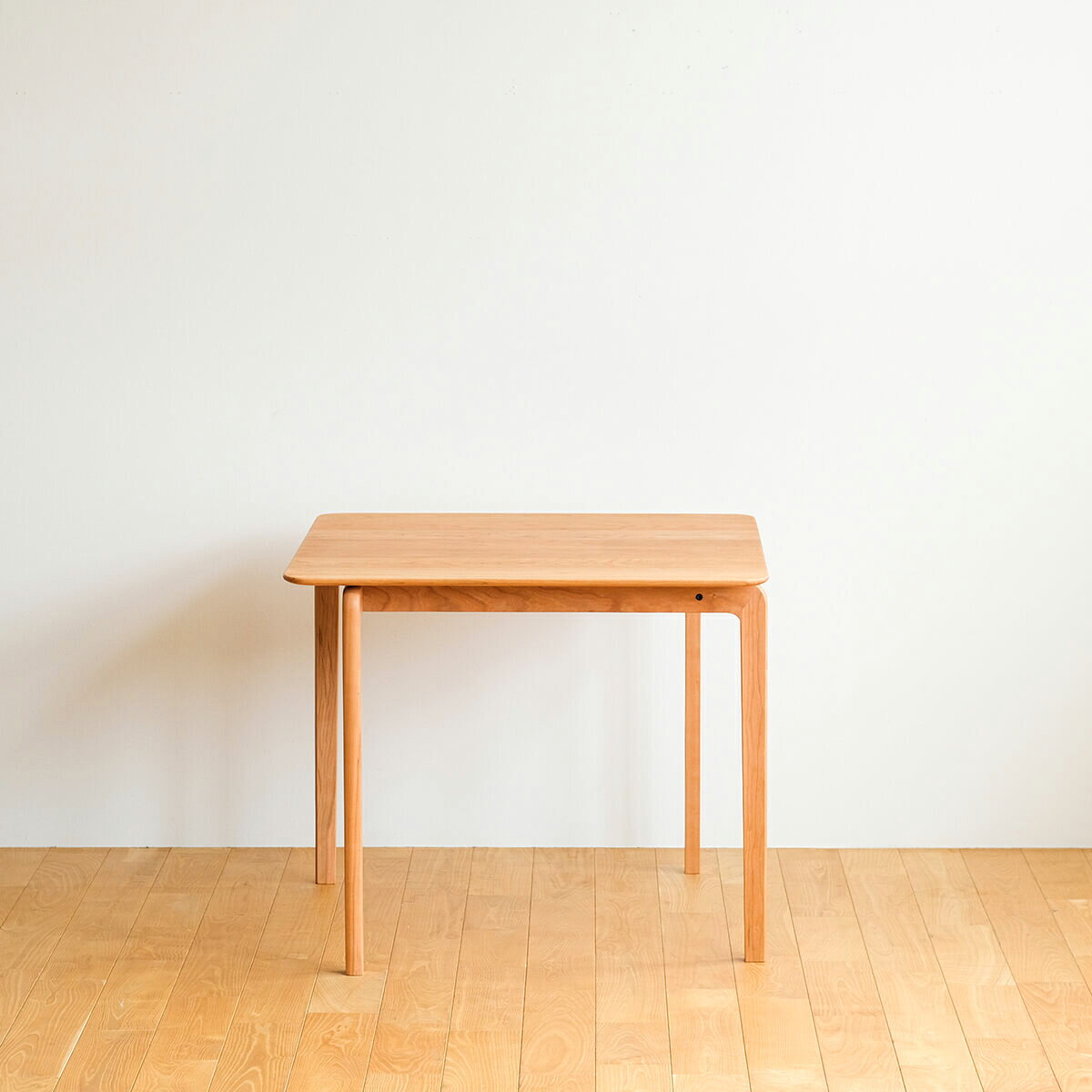 LISCIO ダイニングテーブル 正方形 幅84cm 奥行84cm 高さ70cm 天然木 無垢材 木製 チェリー オーク ウォールナット 天然オイル仕上げ 国産家具 日本製 スリム コンパクト 一人暮らし 二人暮らし デスク 作業台 リモートワーク 在宅勤務 テレワーク DK-LCDT8484 mokukagu-10001939 大川家具のモクカグ サンプル画像2