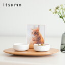 DETAILS ペット仏壇「itsumo -いつも- 」。 大切な家族の一員である動物たちと「いつも一緒にいたい」「そばに感じたい」 という願いから名付けました。“いままでありがとう”と感謝の気持ちとお互いに寂しくないように、 心と心を繋ぐ祈りの場を日常に溶け込むシンプルなデザインでかたちにしました。 普段の暮らしにそっと寄り添うペット仏壇です。 商品サイズ 本体ステージ：幅250×奥行き200×高さ20（mm） 写真立て：幅89×奥行き25×高さ110（mm) 台部分：幅89×奥行き25×高さ18.5（mm） （※推奨写真サイズ：89×89（mm)) 器：直径70×高さ30（mm） 　　　　　　　　 重量 総重量610（g） 材質 天然木（ブナ材、ラッカー塗装） 磁器 アクリル樹脂板 お手入れ方法 ・天然木製品ですので、年月を経るにしたがって紫外線を吸収し、変色が起こることがあります。あらかじめご了承ください。 ・日常のお手入れは、乾いた布で乾拭きし、濡れ雑巾でのお手入れは避けてください。 ・安全のため、防腐剤・防カビ剤は使用していません。万一カビが発生した際は、無水アルコールを含ませた布で拭き取り、 直射日光の当たらない風通しの良い場所で保管するようにしてください。 注意事項 ・天然木を使用しているため、木目や色味には個体差があります。 ・磁器は割れものですので、お取り扱いに十分ご注意ください。 お買い物の際は、会社概要の「その他の注意点」を必ずご確認ください。 商品情報 いつも傍にいてくれる存在 いつもそばを離れず、ずっと寄り添ってくれるペットたちの存在は 家族同然で、きっとあなたの人生の大切な思い出。 「いつも一緒にいてくれてありがとう」 感謝の気持ちとお互いに寂しくないように、 あの子の居場所を作ってあげたい。 あの子のお気に入りの場所。 家族の存在を感じられる場所。 どこでも飾れるように、 小さなサイズにしました。 シンプルな祈りのかたち まるでインテリアの一部として溶け込んでいる。 そんな祈りのかたちを提案したい。ずっとそばに置きたいから、 日々の暮らしに馴染む極めてシンプルでミニマムなデザインにしました。 正方形の写真立て、マットな白い器、 優しさを感じる楕円のステージ。 シンプルだからこそ、バランスや 美しい曲線にこだわりました。 お気に入りの場所 寂しくないように、みんなが集まるリビングにあのこの居場所を作って あげたい。そして、いつも存在を感じられるその場所が家族のお気に入りの 場所へ。 季節のお花を添えたり、大好きだったおもちゃを一緒に飾ったり、 シンプルだからこそお気に入りの 場所が作れます。 かけがえの時間に思いを馳せる 一緒に過ごした日々は癒やしと笑顔でいっぱい。 手を合わせる場所があると、いつでも心が通じあっていると思える。 考えたのは少し窮屈にも感じるお仏壇との距離感。 大切に想う気持ちに寄り添える存在でありたいと願っています。