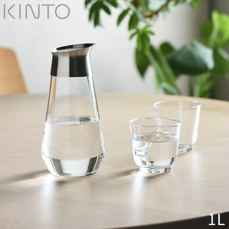 DETAILS / 商品詳細 スマートに注げるカラフェ 注ぐたびに蓋を開けしめする必要がなく、ほこりなどが入りにくい構造。注ぎ口は液だれしにくい設計です。蓋のデザインをリニューアルし、より注ぎやすくなりました。 商品サイズ 直径105xH250（mm） 材質 本体：耐熱ガラス製器具 外蓋：18-8 ステンレス鋼、シリコーンゴム 重量 約518（g） カラー クリア 仕様 容量：1000ml 【本体】 使用区分：熱湯用、電子レンジ用 耐熱温度差：120℃ 電子レンジ、食洗機使用可 【外蓋】 耐熱温度：90℃ 電子レンジ使用不可 食洗機使用可 生産国：中国 注意事項 【本体】 ※使用区分以外には使用しないでください ※直火にかけないでください ※電子レンジで加熱しすぎたり、空焚きにならないようご注意ください ※洗浄の際はクレンザーやたわしを使用しないでください ※ガラスの急冷は破損の原因となりますので熱いうちに濡れた布で触れたり 濡れた場所に置かないでください ※製造上の特性により、サイズや形状が各々多少異なります 【外蓋】 ※蓋のネジをしっかりとしめてご使用ください ※蓋を閉める際は、本体と蓋が水平になっていることを確認してからしっかりと閉めてください ※蓋が斜めになっている状態できつく閉めると、ガラスのネジ部分が欠けたり、破損する可能性がございますのでご注意ください ※蓋を開け閉めする際、ステンレスとガラスのネジ部分が擦れて音がする場合がございます ※完全密閉ではございませんので中身がこぼれないよう水平の状態でご使用ください ※容器が蓋から落ち、破損の原因となりますので持ち運ぶ際は蓋を持たないでください ※ステンレスの錆を予防するために汚れや水分は早めに落とし、十分に乾燥させ、他の金属との接触を避けて収納してください 備考 お買い物の際の注意事項は、会社概要の「その他の注意点」を必ずご確認ください。