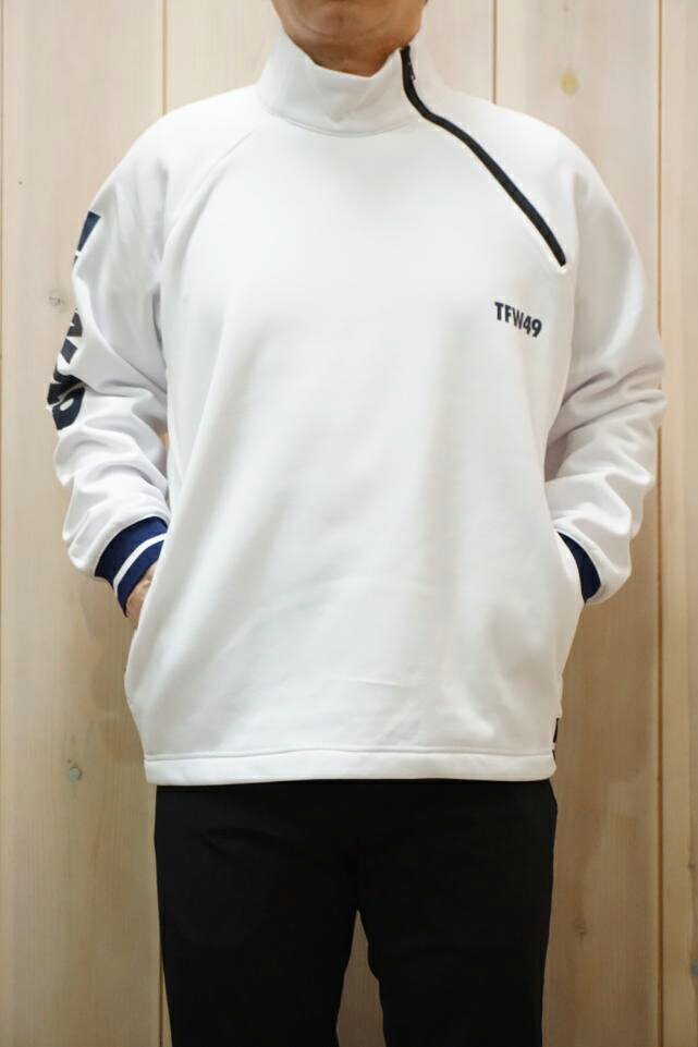 当店モロトフカクテルがセレクトしたTFW49 ティーエフダブリューフォーティーナイン T042320005 HALF ZIP PULLOVER ハーフジッププルオーバー WHT × NVYです。 ★TFW49 ティーエフダブリューフォーティーナインの機能性とアシンメトリーなジップデザインが特徴的なハーフジッププルオーバー★ 【商品説明】保温性の高い素材にストレッチ性/耐摩耗性のある素材を組み合わせたプルオーバーです。リース面は保温/発熱効果のあるマイクロフリースを使用し、厳しい寒さの中での活動でも快適なライフスタイルをサポートします。さらに撥水機能も搭載され、予期せぬ降雨時にも対応です。 大胆に走らせたZIPは機能性はもちろん、存在感のあるデザインとなっています。袖部分と後身頃裾部分はリブ仕様となっています。左胸、右袖部にブランドロゴプリントが配されています。ゴルフシーンに限らずあらゆる場面に活躍するアイテムです。 【Material】(表地):Polyester 100%(別布):Polyester 71%・Rayon 23%・Polyurethane 6% 【着用感】 少しゆとりのあるサイズ感です。 肌触りが良く、優れたストレッチ性により快適な着心地です。 【着用モデル】身長:164cm体重:58kgMサイズ着用 【採寸情報】 [M]着丈:約66cm/身幅:約58cm/裄丈:約84cm [L]着丈:約67cm/身幅:約60cm/裄丈:約86cm※生地の特性や特殊加工により多少のずれが発生する場合がございます。※採寸方法は実寸を計測しております。 関連キーワード:TFW49 ティーエフダブリューフォーティーナイン 正規通販 メンズ ファッション プルオーバー ハーフジップ ストレッチ ノンストレス 軽量 楽チン 快適 ラグスポ スポーツ ゴルフ T042320005 HALF ZIP PULLOVER ハーフジッププルオーバー WHT × NVY メーカー希望小売価格はメーカー商品タグに基づいて掲載しています