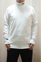 当店モロトフカクテルがセレクトしたTFW49 ティーエフダブリューフォーティーナイン T102220017 WARM MOCKNECK LS T ウォームモックネックロングスリーブTシャツ WHT × WHTです。 ★TFW49 ティーエフダブリューフォーティーナインのポップなプリントデザインが特徴的なモックネックTシャツ秋冬仕様★ 【商品説明】程よいハリ感と適度な光沢感があるポリエステル100%のハイゲージスムースコンパクトニット素材を使用したモックネックです。タートルネックと比べても首の部分が短く首元にボリュームが付きにくいからカッチリすぎないデザイン。ネック部分にブランドロゴと右袖部分に49のプリントを施し、ポップなデザインの中にも、しっかりと主張が施されております。ラグラン袖を採用することにより、スポーティーな見た目と共に、デザイン性・運動性を向上させております。首回りは肌触りが滑らかでチクチクしない着心地が魅力。脇下部分は別素材を採用し、デザイン性と機能性を兼ね備えた仕上がりとなっています。肌触りの良い裏起毛仕様で、冬に暖かく快適なプレーを実現します。 【Material】 (表地):Polyester 100% (別布):Polyester 100% 【着用感】 ジャストサイズです。 肌触りが良く、優れたストレッチ性により快適な着心地です。 【採寸情報】 【M】着丈:約65cm/身幅:約51cm/裄丈:約86cm 【L】着丈:約67cm/身幅:約52cm/裄丈:約87cm 【XL】着丈:約69cm/身幅:約53cm/裄丈:約88cm ※生地の特性や特殊加工により多少のずれが発生する場合がございます。 ※採寸方法は実寸を計測しております。 関連キーワード:TFW49 ティーエフダブリューフォーティーナイン 正規通販 メンズ ファッション モックネック Tシャツ カットソー 軽量 楽チン ストレッチ ラグスポ スポーツ ゴルフ T102220017 WARM MOCKNECK LS T ウォームモックネックロングスリーブTシャツ WHT × WHT メーカー希望小売価格はメーカー商品タグに基づいて掲載しています