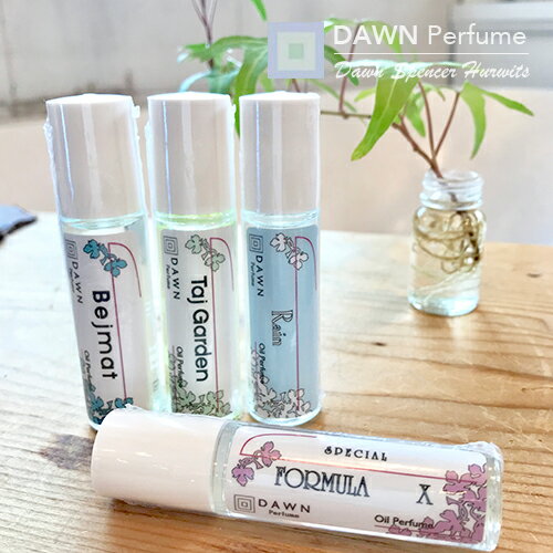 ■ 携帯に便利な香水の様に楽しめるオイルフォーミュラ、Oil formula "Rescue Kit" 「DAWN Perfume（ダウンパフューム）」は、つける方の肌の香りと溶け合い、パーソナルな感覚でお使い頂けるナチュラルなフレグランスです。あなたのライフスタイルに溶け込み、優しく寄り添う香り立ちです。オードパルファムラインの中でも人気の香りをピックアップし、オーガニックココナッツオイルをベースにした、Oil Perfume（オイルパフューム）にしました。 DAWN Perfumeの調香師ダウンならではの深く心地よいブレンドにより、香水の様に楽しめるオイルフォーミュラが実現しました。携帯できる香りは全4種類。“Rescue Kit” の名の通り、1人ワンセット常備したい香りのお守りに・・・。 ■ 様々な場面でご使用いただけます！ 朝、一日の始まりに。 大事なプレゼンの前や仕事の合間に。 ランチ後、ネクストステージの前に。大事な人との待ち合わせ前に。 スポーツのウォーミングアップとクールダウンに。長距離の運転や、乗り物酔いをする前に。 明日を迎える就寝前のヒーリングに・・・。様々な場面に活躍してくれそうですね。 ■ Oil formula（オイルフォーミュラ）と香水の違いについて Oil formula（オイルフォーミュラ）はベースオイルと香料（精油）が主原料です。皮下組織の深部にまで浸透し、血流に入ることで高い保湿効果と芳香成分の体内からの効果が素早く得られます。一方、香水には必ずアルコールが含まれており、それにより香りを周りに拡散させます。 商品名 DAWN Perfume＆UNDULATEOil formula Rescue Kit（オイルフォーミュラ レスキューキット） 容量 10 ml 価格 5,570円（税込） ※保管および取扱いの注意 キャップやノズルの部分だけを持って移動させると外れるおそれがありますので、移動時は本体をお持ち下さい。 ご使用後はしっかりとフタをお閉め下さい。 乳幼児の手の届かないところに保管して下さい。 一度使用した後、長時間放置してからの再使用はお避け下さい。 中身の出し戻しは製品の変質の原因になりますのでおやめ下さい。 極端に高温または低温の場所、直射日光の当たる場所に保管しないで下さい。 可燃性製品ですので、火気には十分注意して下さい。 衣服に直接つきますとシミなどになることがありますのでご注意下さい。 ※注意事項をご確認ください！ 化粧品がお肌や唇、爪にあわないときは使用を中止して下さい。そのまま化粧品類の使用を続けられますと症状を悪化させることがありますので、皮膚科専門医にご相談下さい。 傷やはれもの、湿疹など異常のある部分にはご使用にならないで下さい。また爪に異常がある場合もお使いにならないで下さい。 目に入ったときは直ちに洗い流して下さい。 直射日光の当たるお肌につけますと、まれにかぶれたりシミになる場合がありますので、ご注意下さい。 モニターの設定などにより、実際の商品と色味や素材の見え方が異なる場合がございます。あらかじめご了承ください。 このページのトップに戻るモモン・ウールー（moment heureux）&nbsp;&gt;&nbsp;DAWN Perfume（ダウンパフューム）&nbsp;&gt;&nbsp;DAWN Perfume＆UNDULATE：Oil formula Rescue Kit（レスキューキット）10ml DAWN Perfume＆UNDULATE：Oil formula Rescue Kit 携帯に便利な香水の様に楽しめるオイルフォーミュラ、Oil formula "Rescue Kit" オードパルファムラインの中でも人気の香りをピックアップし、オーガニックココナッツオイルをベースにした、Oil Perfume（オイルパフューム）にしました。 DAWN Perfume（ダウンパフューム）の調香師ダウンならではの深く心地よいブレンドにより、香水の様に楽しめるオイルフォーミュラが実現しました。携帯できる香りは全4種類。“Rescue Kit” の名の通り、1人ワンセット常備したい香りのお守りに・・・。 ■ 様々な場面でご使用いただけます！ 朝、一日の始まりに。 大事なプレゼンの前や仕事の合間に。 ランチ後、ネクストステージの前に。大事な人との待ち合わせ前に。 スポーツのウォーミングアップとクールダウンに。長距離の運転や、乗り物酔いをする前に。 明日を迎える就寝前のヒーリングに・・・。様々な場面に活躍してくれそうですね。 ■ Oil formula（オイルフォーミュラ）と香水の違いについて Oil formula（オイルフォーミュラ）はベースオイルと香料（精油）が主原料です。皮下組織の深部にまで浸透し、血流に入ることで高い保湿効果と芳香成分の体内からの効果が素早く得られます。一方、香水には必ずアルコールが含まれており、それにより香りを周りに拡散させます。 Oil formula Rescue Kit（レスキューキット）の個性的な4種類の香り Oil formula Rescue Kit（レスキューキット）は、全4種類の香り。“Rescue Kit” の名の通り、1人ワンセット常備したい香りのお守りに・・・。 朝、一日の始まりに。 大事なプレゼンの前や仕事の合間に。 ランチ後、ネクストステージの前に。大事な人との待ち合わせ前に。 スポーツのウォーミングアップとクールダウンに。長距離の運転や、乗り物酔いをする前に。 明日を迎える就寝前のヒーリングに・・・。様々な場面に活躍してくれそうですね。 ■ FORMULA X（フォーミュラ X ） 付ける方の肌自体の香りを引き出し香らせる、スキンパフューム。自分だけの香りだちを楽しめる、オリジナルな香水です。心落ち着く、リラックスムードの優しい香りに。 ■ Bejmat（ベジマット） モロッコのブルーモスクの静寂さ、静謐な空間に身を置くように、気分を浄化する香り立ち。ヒノキ , ベルガモットから、ウォーターリリー（蓮の花）, ローズの花々と共に、ガイアックウッド, シダーウッドへ。樹木の温かみと心地よく溶け合い、深呼吸する様な香り立ちへ。 ■ Taj Garden（タージガーデン） 色とりどりに咲き乱れる花々と、力強いグリーン。くっきりとした太陽の光。スパイシーな湿気を含んだ楽園。眩しく聡明な世界を表現した 、ライブリーな香り立ち。ケール , スウィートオレンジによるジューシーなトップノート。次第にブライトな幸福感で満たすフローラル、神聖で暖かいウッディースパイシーなハーモニーが広がります。 ■ Rain（レイン） 雨上がりの草原に無数に咲き乱れる、小さく白い可憐な花々。ホワイトフローラルの清涼感を、澄み渡る空気感と共に表現したレイン。ミュゲ, ハニーサックル, ほのかにガーデニアで優しく清潔感あふれる香り立ち。 ※保管および取扱いの注意 キャップやノズルの部分だけを持って移動させると外れるおそれがありますので、移動時は本体をお持ち下さい。 ご使用後はしっかりとフタをお閉め下さい。 乳幼児の手の届かないところに保管して下さい。 一度使用した後、長時間放置してからの再使用はお避け下さい。 中身の出し戻しは製品の変質の原因になりますのでおやめ下さい。 極端に高温または低温の場所、直射日光の当たる場所に保管しないで下さい。 可燃性製品ですので、火気には十分注意して下さい。 衣服に直接つきますとシミなどになることがありますのでご注意下さい。 商品名 DAWN Perfume＆UNDULATEOil formula Rescue Kit（オイルフォーミュラ レスキューキット） 容量 10 ml 価格 5,570円（税込） ご注文 DAWN Perfume＆UNDULATE：Oil formula Rescue Kit（オイルフォーミュラ レスキューキット）のご注文はこちら！ ※注意事項をご確認ください！ 化粧品がお肌や唇、爪にあわないときは使用を中止して下さい。そのまま化粧品類の使用を続けられますと症状を悪化させることがありますので、皮膚科専門医にご相談下さい。 傷やはれもの、湿疹など異常のある部分にはご使用にならないで下さい。また爪に異常がある場合もお使いにならないで下さい。 目に入ったときは直ちに洗い流して下さい。 直射日光の当たるお肌につけますと、まれにかぶれたりシミになる場合がありますので、ご注意下さい。 モニターの設定などにより、実際の商品と色味や素材の見え方が異なる場合がございます。あらかじめご了承ください。 このページのトップに戻る DAWN Perfume（ダウンパフューム） DAWN Perfume（ダウンパフューム）の製品は植物原料からつくられる、とてもナチュラルでハイクオリティな香水です。 まず香料とアルコール・水以外に一切の化学物質が含まれていません。アルコールはトウモロコシからつくられるコーンエタノールを使用しています。また水はロッキー山脈の氷河から採れるグレイシャ・スプリングウォーター（氷河の湧き水）を使用しています。 最低でも各香りの香料の75〜80%は天然香料で構成され（香りによってはそれ以上！）、残りの部分も大半は天然の原料を人工的に合成してつくられた香料です。動物性の物質は一切使用せず、そのためやむなくほんの少しの合成香料を使用しています。このような原料にこだわる姿勢により、肌の上で素早く馴染む非常に心地よい使用感の、画期的なフレグランスの世界を作り上げ、展開しています。 全ての作業は人の手によってオールハンドメイドで作られています。DAWN Perfume（ダウンパフューム）の工房ではでは、ひとつひとつ厳しく品質のテストを行いながら、一度に多くとも100本までの香水しか作りません。このような厳しい品質管理により、ハイクオリティな品質を維持しています。