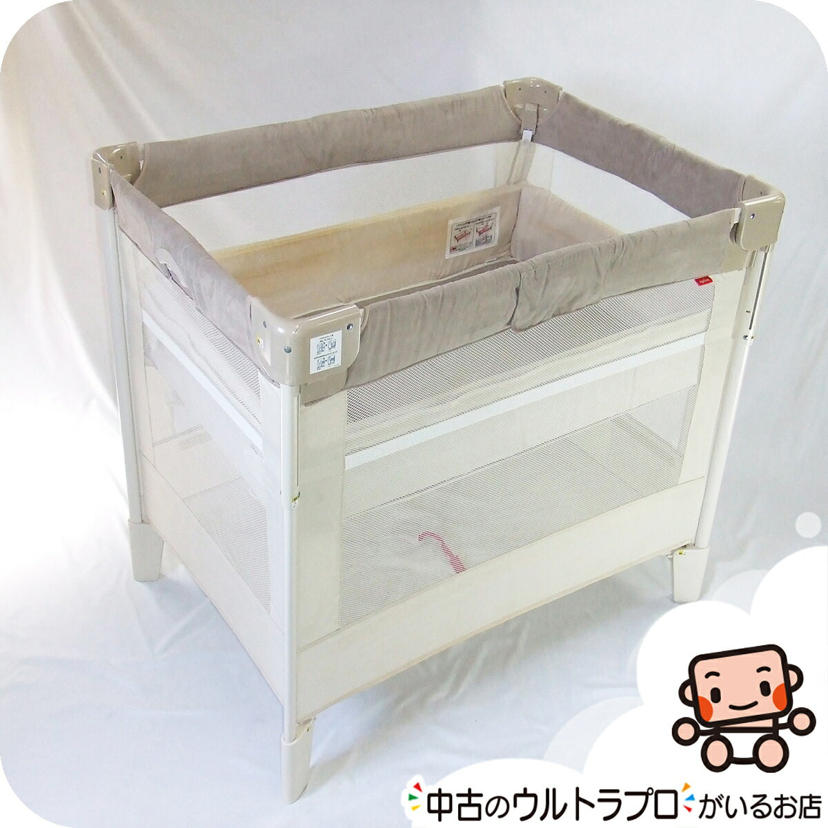 ■ 中古品に超自信あり！ 創業20年の実績を持つマミーズキッズ。 プロスタッフが厳しい基準で検品した、安心の中古品をお届けします。 ■ 早い者勝ち！【驚きの超低価格】 中古品のため『1点限り』の特別商品です。 低価格を実現するため、シートクッションなどの洗濯は行わない場合がございます。 一部に汚れがある場合がございますので、汚れを気にされる方はご購入をお控えください。 お得な商品を手に入れるチャンスですので、ぜひお早めにご検討ください。 ■ 安心・安全を徹底追求しています 中古品のプロフェッショナルとして、リユース経済新聞に8回掲載された実績を持つ「マミーズキッズ」。 私たちは中古品の安全性確保や、リコール品の危険性について啓発する活動を行い、社会に役立つ取り組みを行っております。 ■ 商品のお届けについて お支払いの確認後2〜5営業日以内に発送いたします。（土曜・日曜・祝日は休業日となります） ■ 納品書、領収書について 金額の記載がある納品書や領収書は同封しておりません。 必要な場合はお気軽にご連絡ください。 ■ 付属品について 写真に写っているものが全てです。 装備品は、写真にあるものが付属します。 欠品などが気になる方は、お写真をよくご確認ください。 ■ 取扱説明書について 無し。 スマートフォンでご覧いただけるPDF版をご案内いたします。 ■ 商品のご説明 ねむれる・たためる・運べるベッド。ムレから守る『エアー』のココネルです。コンパクトに折りたたんで自在に持ち運びできるから、家族旅行や帰省の時など、どこへ行っても安心・快適な環境で眠らせてあげられる新発想のベビーベッドです。床板の高さを変え、プレイヤードとしても使えます。【製品仕様】現状優先・対象年齢：新生児～24ヶ月頃（適応体重2.5kg～13kg以下） ・本体重量：14.9kg約・サイズ：約開：W1041×D737×H950(mm)、閉：W290×D270×H950(mm) ・PSCマーク取得品・製品安全協会乳幼児用ベッドSG合格品 ■ 商品のコンディション （むー店長の徹底チェック！） 当店チェックによるコンディションランクは【C.一般中古】です！ こちらのお品は使用品となります。やや使用感はございます。うっすらよごれがございます。ご了承ください。底板ヘリ部分によごれが多くあり使用感がございます。本体は、プラスチックパーツにやや黄ばみがある箇所がございます。首脳ケースはよごれがございます。収納ケース上部に一箇所小穴がございます。ご了承ください。（写真参照）使用品ですので、小きず、よごれ等のある程度の使用感はご了承ください。販売実績4万点以上のマミーズキッズです。 中古チャイルドシート、中古ベビーカー、中古ハイローチェアなら！ 中古ベビー用品一筋21年目の当店で、ぜひお買い求めください。