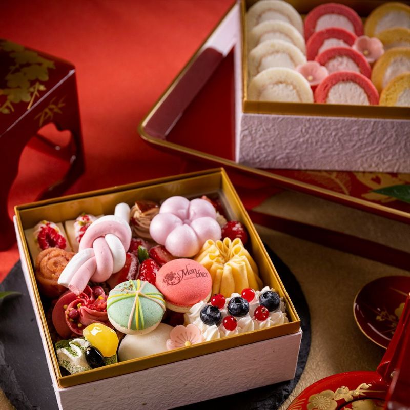 【お正月・送料込】「スイーツ玉手箱 二段重」お正月 新年 ケーキ 数量限定 冷凍便 レアチーズケーキ モンブラン 大福 ロールケーキ ギフトのサムネイル