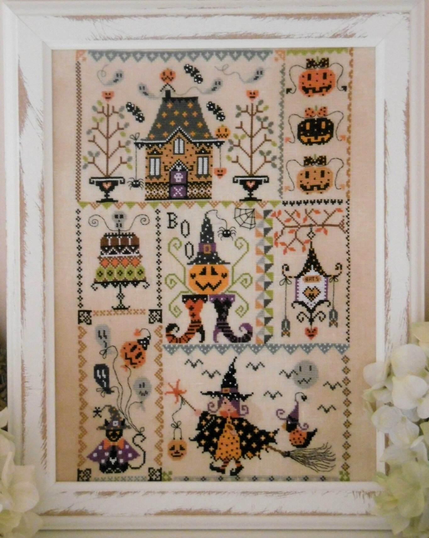 ★イタリア クロスステッチ*クオーレ エ バッティクオーレ* 図案 Cuore e Batticuore【Halloween in Quilt】◆キルトでハロウィン◆チャート 輸入クロスステッチ 輸入図案 可愛い 愛 Halloween イベント 癒し 人気 ハート 手作り 手芸 刺繍 DMC クオーレ エ バッティクオーレ &#128149; Cuore e Batticuore とても楽しくてハッピー!陽気な可愛いデザインたちです♪ ◆デザイナー作家 Carolina＊Primi　　 カロライナ・プリミ★Cuore e Batticuore ★クオーレ・エ・バッティクオーレ★◆キルトでハロウィン◆ Halloween in Quilt? 世界で人気(^_-)-☆イタリアのクロスステッチ*明るくてとてもハッピー!優しく可愛すぎるチャートたちです♪*イベント系テーマが特徴*☆とても見やすいカラー図案がA5冊子になった可愛い1冊☆紙質もしっかり上質ですクロスステッチ チャートクロスステッチ 図案 輸入図案クロスステッチ パターン 手芸クオーレ・エ・バッティクオーレ輸入クロスステッチ 愛 花刺しゅう イベント ハロウィン カボチャ パンプキン キルト&#127895;****************************************&#127895;・Points：160(W)×240(H)・Stitch：クロスステッチなど・表記：イタリア語・英語他　(日本語なし)・色数：19color DMC対応・Design出版社：Cuore e Batticuore by ITALY ★図案のみです(布・針・糸などは付いておりません)ー・ー・ー・ー・ー・ー・ー・ー・ー・ー・ー・ー・ー・　　　　◆ご理解のお願いとご注意◆＊在庫切れの場合海外お取り寄せとなります。・10〜50日納期に幅がございます(各メーカータイミングによる)・輸入ご予約品はおおよそ記載の納期予定 (多少前後可能性あり)＊著作権について=チャート(図案)・書籍などのスキャン・コピー等を利用した転売行為や商品画像の転記、ネット掲載や使用は法律上禁止です。＊海外輸入ITEM書類・書籍・パッケージ等輸送時でのダメージが多少ある場合がございます。あらかじめご了承下さいませ。 6