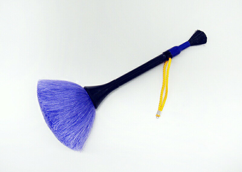 【商品番号】 h1122 【商品名】 すみずみ仏壇ブラシ 【サイズ・重量】 サイズ：(約)W11cm×H26.5cm×D11cm 重量：(約)41g 【材質】 大ブラシ：PP 柄：ABS 小ブラシ：ヤギ毛 ヒモ：ナイロン ヒモ金具：スチールニッケルメッキ 【生産国】 台湾 【個装サイズ・重量】 サイズ：(約)W11cm×H32cm×D4cm 重量：(約)72g 【JAN】 4985037146470 【商品説明】 掃除しづらい仏壇をサッとお掃除 ◆お仏壇の細かいところや奥の掃除に ◆大ブラシは剥がれやすい金箔部分にも ◆小ブラシで細かい部分のホコリをキャッチ ◆長い持ち手だからサッとなでるだけ簡単 すみずみ仏壇ブラシ 約W11cm×H26.5cm×D11cm 日用品雑貨 仏壇 仏具 神具 仏具用お手入れ用品 掃除グッズ 広告文責　(有)パルス　048-551-7965『すみずみ仏壇ブラシ 約W11cm×H26.5cm×D11cm』日用品雑貨 仏壇 仏具 神具 仏具用お手入れ用品 掃除グッズ
