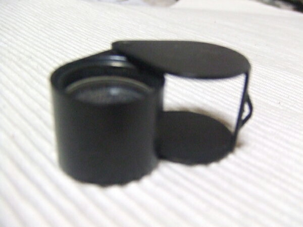 宝石の中をのぞいてみてください。 宝石それぞれにいろんな天然石特有のインクルージョン（キズ）がみられます。 インクルージョンを見分けることにより、宝石の種類、原産地まで 見分けることができるんですよ！ 宝石って奥が深いんですよ。（ただしこれ...