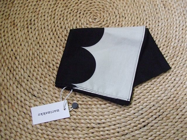 北欧　フィンランド　Marimekko【マリメッコ）の素敵なスカーフ（日本未入荷）