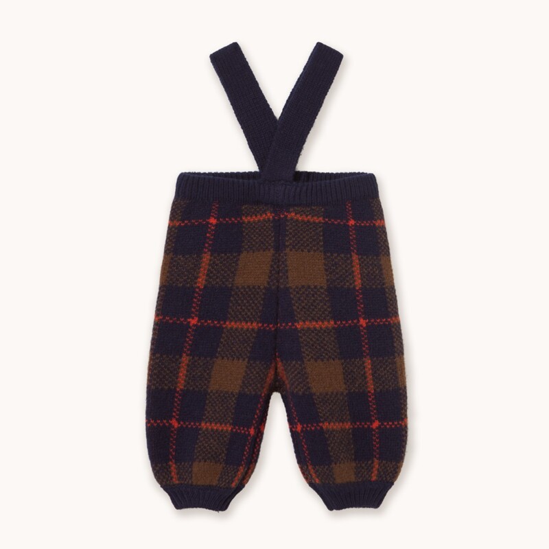 素材：100% Wool　　　 ブランドサイズ目安： 下記表をご参照ください。 表示 身長 胸部 腰 ローヒップ 股下 3m 62cm 43cm 43cm 42cm 22cm 6m 68cm 45cm 45cm 45cm 25cm 9m 74cm 47cm 46cm 47cm 27cm 12m 80cm 49cm 48cm 50cm 31cm 18m 86cm 50cm 50cm 51cm 34cm 24m 92cm 52cm 50cm 53cm 38cm 2-3y 98cm 54cm 52cm 56cm 41cm 4-5y 104cm 56cm 54cm 60cm 45cm 6-7y 116cm 60cm 56cm 64cm 52cm 8-9y 128cm 64cm 59cm 68cm 59cm ＜サイズ表記について＞ ブラウザの設定等により画面上と実物では多少色が異なる場合があります。ご了承ください。 2012年にバルセロナで誕生した家族経営のキッズファッションブランド。 ヨーロッパ製の上質な素材を使い、大人のブランドと同じこだわりで仕立てられた、ストーリー性あふれる子供服をお届けします。 本や旅、そしてバルセロナの文化や自然からインスピレーションを得たコレクションは、シーズンごとに独自の世界観とメッセージを発信。 おしゃれを楽しむ子どもたちの日常を、より特別なものに彩ります。 【TINYCOTTONS / タイニーコットンズ】のその他の商品はこちらからTINYCOTTONS / タイニーコットンズ 2026AW 秋冬 子供服 CHECK BABY KNITTED PANT　ベビーチェック柄ニットパンツ 普段使いにぴったりな、快適で着心地の良いベビー用チェック柄ニットパンツ。 ウエストゴムと裾リブ仕様で優しくフィットし、ゆったりとした動きやすいシルエットも魅力です。 TINYCOTTONS / タイニーコットンズ カーディガン TINYCOTTONS / タイニーコットンズ パンツ TINYCOTTONS / タイニーコットンズ ジャケット TINYCOTTONS / タイニーコットンズ パンツ