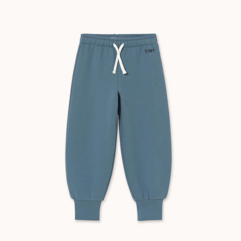 素材：100% organic cotton　　　 ブランドサイズ目安： 下記表をご参照ください。 表示 身長 胸部 腰 ローヒップ 股下 3m 62cm 43cm 43cm 42cm 22cm 6m 68cm 45cm 45cm 45cm 25cm 9m 74cm 47cm 46cm 47cm 27cm 12m 80cm 49cm 48cm 50cm 31cm 18m 86cm 50cm 50cm 51cm 34cm 24m 92cm 52cm 50cm 53cm 38cm 2-3y 98cm 54cm 52cm 56cm 41cm 4-5y 104cm 56cm 54cm 60cm 45cm 6-7y 116cm 60cm 56cm 64cm 52cm 8-9y 128cm 64cm 59cm 68cm 59cm ＜サイズ表記について＞ ブラウザの設定等により画面上と実物では多少色が異なる場合があります。ご了承ください。 2012年にバルセロナで誕生した家族経営のキッズファッションブランド。 ヨーロッパ製の上質な素材を使い、大人のブランドと同じこだわりで仕立てられた、ストーリー性あふれる子供服をお届けします。 本や旅、そしてバルセロナの文化や自然からインスピレーションを得たコレクションは、シーズンごとに独自の世界観とメッセージを発信。 おしゃれを楽しむ子どもたちの日常を、より特別なものに彩ります。 【TINYCOTTONS / タイニーコットンズ】のその他の商品はこちらからTINYCOTTONS / タイニーコットンズ 2026AW 秋冬 子供服 SOLID SWEATPANT キッズスウェットパンツ 100%オーガニックコットンを使用した、柔らかく通気性の良い着心地のパンツ。ゴムウエストには紐も通しており、快適で着心地の良いフィット感です。 TINYCOTTONS / タイニーコットンズ ジャケット TINYCOTTONS / タイニーコットンズ バッグ TINYCOTTONS / タイニーコットンズ ソックス TINYCOTTONS / タイニーコットンズ ペットグッズ
