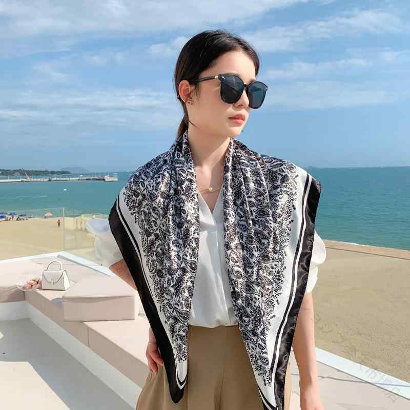 スカーフ 女性用 夏用 大判 薄手 日焼け防止 エスニック柄 多機能 ヘッドラップ ヘアバンド ベルト 腰巻き ファッション小物 軽量 普段使い・スタイル: 民族風・タイプ: スカーフ・柄: プリント・主な素材: ポリエステル・幅: 90cm・長さ: 90cm・形状: 大型スカーフ・性別: 女性・カラー展開: ブラック.ブルー.ブラックホワイト.ブラウン 【原産国／製造国: 中国】 .この夏用女性用スカーフは大判で薄手、日焼け防止に優れたエスニック柄が特徴です。多機能でヘッドラップ、ヘアバンド、ベルト、腰巻きなど様々な使い方が可能。軽量でファッション小物としても活躍し、普段使いに最適です。紫外線対策、UVカット、シルクタッチ、旅行、春、秋、冬、プレゼント、ギフト、おしゃれ、カジュアル、アウトドア、ビーチ、スポーツ、通勤、通学におすすめの人気アイテムです。ランキング上位のセール対象商品として注目されています。。 指定された配送時間は承っておりません。【モナショップ楽天市場店】