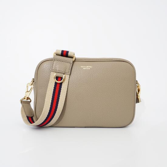 ＼ ブラックフライデー 限定 全品15%OFFクーポン／ VIOLAd’ORO【ヴィオラドーロ】型押しシュリンクレザーカメラバッグ TAUPE (V-1483) 24AW 24秋冬　バッグ　ショルダーバッグ　レザーカメラバッグのサムネイル