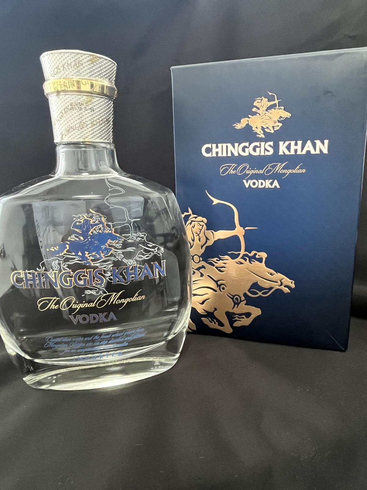 酒 ウオッカ アルコール ボトル・チンギス (Chinggis Khan) 1ボトル / モンゴル ウオッカ　700ml 40度 送料無料 [ ギフト箱無し]「ギフト 引っ越し祝い 結婚祝い ギフト カクテル お酒 酒 ウオッカ プレゼント ホームパーティー 飲み会 美味しいお酒 あす楽 」