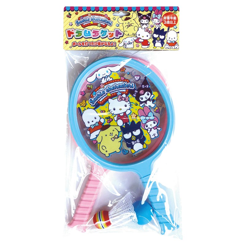 PRODUCT SPECIFICATIONS 商品仕様（ 商品の詳細情報 ） 商品名 サンリオキャラクターズ ドラムラケット 2点入り 型番 027112 内容量・サイズ W23×H44×D5cm230g 商品説明 大人気のサンリオキャラクターズがデザインされた、お外遊びで大活躍のドラムラケットが新登場です。ラケットはプラスチック張りで、ボールを打つとドラムのように「ボンボン」と音が鳴り、リズム感たっぷりに遊べます。付属のボールとシャトルの2種類で、スピード感のあるボール遊びと、ゆっくり軌道を楽しめるシャトル遊びの2通りの遊び方ができます。※日本国内販売等のみをお願いしている商品になります。 大人気のサンリオキャラクターズがデザインされた、お外遊びで大活躍のドラムラケットが新登場です。ラケットはプラスチック張りで、ボールを打つとドラムのように「ボンボン」と音が鳴り、リズム感たっぷりに遊べます。付属のボールとシャトルの2種類で、スピード感のあるボール遊びと、ゆっくり軌道を楽しめるシャトル遊びの2通りの遊び方ができます。※日本国内販売等のみをお願いしている商品になります。※商品のサイズによってラッピングができない商品がございます。他店舗でも併売しているため、一部在庫切れが起きる場合がございます。そのため一部取り寄せとなり、遅延やキャンセルとなる場合がございます。