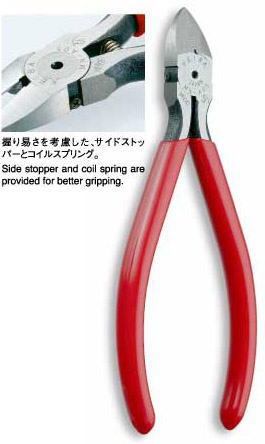 刃部が薄く、狭い箇所での作業に最適 刃部の耐摩耗性と耐久性（長切れ）に優れたプロ仕様。 エレクトロニクスの分野での切断用工具として開発された小型ニッパーです。 更に最近では樹脂成形後のゲート切断や趣味のプラモデル製作用にとその用途を広げております。 長時間の使用に耐える様熱処理も吟味し高周波焼入を施し、材料はバナジウム添加の特殊合金鋼を使用し、刃部の耐摩耗性を高めております。 〔品質管理課連続切断回数10万回、使用切断材0.8φエナメル銅線〕