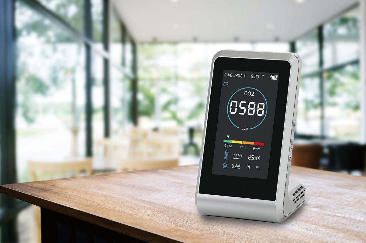 換気のタイミングを見える化するCO2モニターです。 二酸化炭素濃度・温度・湿度をリアルタイムで監視 モニターに表示、空間の換気状況を可視化します。 オフィス・会議室、学校・施設、店舗・飲食店、リビング・寝室など様々な場所で活躍します。 136x78x86mm（本体のみ）