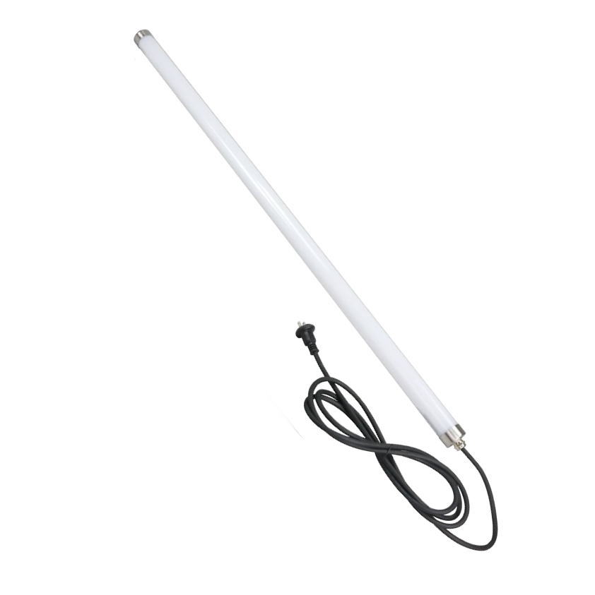 ★特徴★ ・スリムで軽量、頑丈なLEDパイプ型作業灯 ・単独タイプ ・自然な明るさの5000Kの白色LEDを採用 ・全光束3100lmで明るい ・密閉構造で、防雨型(保護等級IP63) ・付属金具で壁面などに固定、吊下げ使用可能 ・パイプ色:乳白色 ・パイプ径:45mm ・全光束:3100ルーメン ★主な用途★ ・屋外での工事現場 ・食品工場 ・医薬品倉庫 ・散水設備のあるビニールハウス ・酪農施設 ・イベントの仮設照明など ★仕様★ ・サイズ:直径45mm×全長1225mm ・質量:1.0kg ・周波数(Hz):50/60 ・定格電圧:AC100V ・定格消費電力:30W ・定格入力電流:0.3A ・LED数:228個 ・全光束:3100LM ・平均演色評価数:Ra＞80 ・照射角:120度 ・使用環境条件:-10度〜+40度/常湿85%以下 ・LED色温度:5000K ・力率:0.95以上 ・電源ケーブル:2PNCT 0.75mm2×2芯、2極プラグ ・ケーブル長:約3m ・パイプ色:乳白色 ・パイプ材質:ポリカーボネート ・金属キャップ部材質:ステンレス ・定格寿命:40000時間 ・屋外用:IP63 ・付属金具:固定金具×2、六角レンチ×1、六角ネジ×2