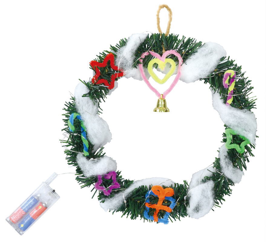 クリスマスリースが作れるキットです。 イルミネーションライト付で、本格的なクリスマスリースができます。 身近にある色がみや木の実、リボンなどを使って飾りつけをするとさらにきれいです。 単3電池2本付（交換可能）。 完成サイズ：250×250mm