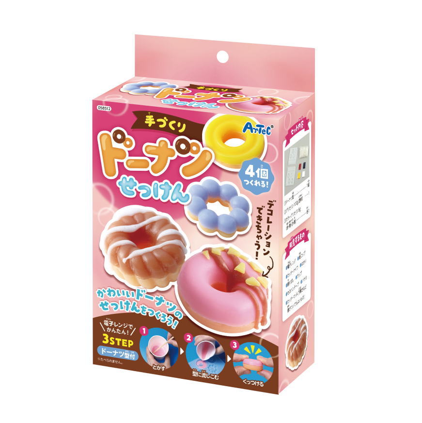 かわいいドーナツ型のせっけんがつくれる！ 4つのかわいいドーナツ型せっけんがつくれるキットです。 グリセリンを電子レンジで溶かして、流し込んで、くっつけるだけの簡単3ステップでつくれます。 ナッツやソースの作り方付きなので、デコレーションドーナツもつくれます。 混色表がついているので、好きな色のドーナツせっけんがつくれます。 対象年齢：6歳以上。 目安制作時間：1時間+冷蔵庫3時間。 別途用意するもの：電子レンジ、紙コップ、カッターナイフ、はかり、割りばし、ラップ、セロハンテープ、ハサミ、カッターマット（下敷きなど傷がついてもよいもの）。 完成サイズ：約φ38mm セット内容：ドーナツ型×1、透明グリセリン（100g）×1、カラーグリセリン4色（各5g）×1