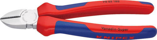★特長★ ・斜めの刃(切断面は傘状) ・様々な場面で活躍する汎用性の高い斜ニッパー ・高品質な原材料を用いることで、精密な作業を可能にし、ツール寿命も長くなっています ・軟線/硬線を精密に切断することができます ・刃の先端では細い銅線を丁寧に切断することができます ・入念な焼入れ処理が施された刃の硬度は約HRC62 ・ヘッド先端は細くなっており、狭い場所での作業も可能です ・材質はオイル焼き入れ焼き戻し処理済みのバナジウム電気鋼 ★仕様★ ・切断能力(軟線):4.0mm ・切断能力(中硬線):3.0mm ・切断能力(硬線):2.5mm ・全長:180mm ・質量:246g ・ヘッド仕上げ:クロームメッキ ・ハンドル仕様:コンフォートKNIPEX(クニペックス) 世界的プライヤーメーカー 品質は常に最高のものを追求し、全て最高の材質を使ってドイツ国内で製造しています。 その姿勢は130年以上の永きにわたり歩んできた歴史と伝統の上に決してあぐらをかくことなく、常に既存製品の改良と新製品の開発の両方に注力してきました。 こうした努力が電気、機械、工事、各種整備分野のユーザーに支持され、全世界100カ国以上で使用されています。