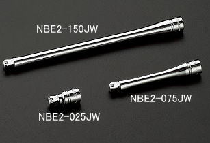 差込角　6.3mm(1/4&quot;) ◆ストレートホールド機構を採用。通常取付位置(フレックス状態)より更に深く差込ことにより ソケットの姿勢を真っ直ぐに保持することができます ◆ストレートホールド状態の強度は、首振り状態に比べ20%アップします 　 　 製品番号 D L 質量(g) NBE2-025JW 12 25 14 NBE2-050JW 50 26 NBE2-075JW 75 36 NBE2-150JW 150 66