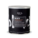 【商品名】 RICA リカ リポソルブルワックス BLK（ブラック） 【内容量】 800ml 【商品説明】 注目成分チャコール（炭）配合のブラックラインのボディ用ソフトワックス どんなお肌の方にも対応できるリポソルブルワックスです。 吸着力に優れたチャコール（炭）と、ヘンプオイル配合。 無着色、松やに不使用のお肌に優しいワックスです。 RICAのリポソルブルワックスは、一般的なワックスに使用され肌アレルギーを引き起こす可能性があるといわれている「松やに」を使用せず、素晴らしいグリップ力と脱毛効果、肌へのやさしさを実現しています。 ※ワックスペーパーが必要です。 ※お顔・VIOにはご使用いただけません。 【使用方法】 1.ワックスをウォーマーに設置し温めます。 2.プレワックスジェルを肌に塗付し、ワキシング部分を消毒・油分除去します。 3.スパチュラの片面にワックスをとり、できるだけ薄く毛の流れに沿って押しつけるように塗ります。 4.ワックス塗布部分にワックスシートを貼り、しっかりと押さえます。ストリップシートを毛の流れに逆らって素早くはがします。 5.施術後、プレワックスジェルを再度塗り、その後アフターワックスローションをコットンで塗布します。肌に残ったワックスを取り除き、肌に潤いを与えます。 【主要成分】 ロジン酸グリセリル（松やに不使用）、天然植物オイル（石油系オイル不使用） 【仕様】 ・溶解温度：36～40℃ ・ヒーターの温度／使用可能温度になるまでの時間（目安）：120℃／30～35分 ・最適なワックスの温度（目安）：60℃前後 *当店の商品はすべて正規品ですので、ご安心してお買い求めください。 *予告なくパッケージ等がリニューアルする場合がございます。ご不安な場合は必ずお問い合わせください。 ・メーカー名：株式会社Bondi Ray ・製造国：イタリア製 ・商品区分：化粧品 ・広告文責：健康．com　連絡先06-6585-9073