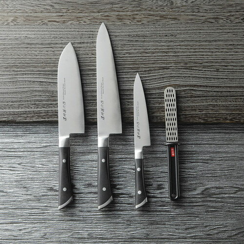 共口金料理包丁4点セット柄金と尻金を併せ持ち、重量感ある包丁です。●材質:モリブデンステンレス刃物鋼、柄:ポリアセタール、工業用ダイヤモンド、スチール、ABS樹脂●セット内容:三徳包丁(刃渡17cm)・牛刀包丁(刃渡21cm)・ペティナイフ(刃渡13.5cm)・シャープナー(全長20.5cm)×各1●本体重量:約470g●生産国:CHN・JPN