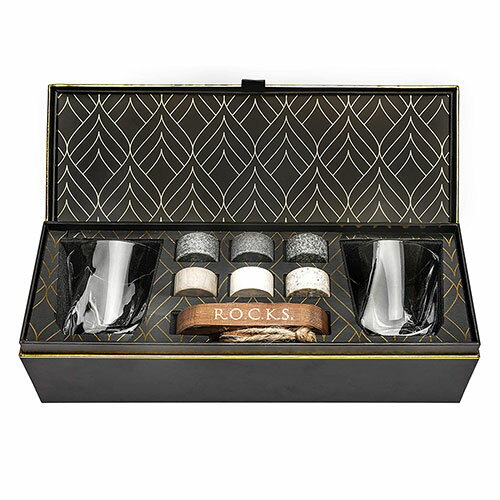 氷が溶けない・味が薄まらない・自宅でBARが楽しめる魔法の天然石ROCKS! プレゼントに最適な味わいグラス2個つきのボックスセット輝く美しい天然石で瞬間的な冷却を行い、キンキンに冷えたドリンクがすぐに出来上がり。冷たさをキープしたまま、味を薄めることなくドリンクを楽しめます。日本国内最大級クラウドファンディングサイトにて目標金額を大幅に上回るご支援をいただきました。●入れた瞬間から冷却ROCKSは石自体が冷えることで長い冷却効果を発揮します。キンキンに冷やした天然石をドリンクに入れるだけで、冷却を行い、冷えたドリンクがすぐにでき上がります!●氷が溶けない・味が薄まらない冷たい飲み物を台無しにしてしまうのが、氷が溶ける瞬間。ROCKSは溶けることがないためドリンクの味を薄めることなく冷やし続け、ドリンク本来の味を最後まで堪能できます。●溢れる高級感石職人が一つ一つ丹精を込めて磨き上げたユニークでスタイリッシュな高級感溢れるデザイン。美しい天然石の一つ一つの素材を楽しみながら、優雅なひと時をお過ごし頂けます。●グラスを傷つけないこだわり製品仕様ROCKSは職人技により美しいなめらからな丸型を採用しています。丸いエッジは、正方形の石とは異なり、グラスを傷つけないようにします。■内容物:アイスキューブ6つ、木製アイスキューブトレー、味わいグラス 2個、プレゼントBOX■原産国:チェコ■生産国:中国■サイズ:ワンサイズ■重さ:60g■カラー:ブラック、グレー